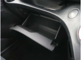 【グローブBOX】車検証、メンテナンスノート等収納できます。