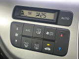 【オートエアコン】一度お好みの温度に設定すれば、車内の温度を検知し風量や温度を自動で調整。暑い&hellip;寒い&hellip;と何度もスイッチ操作をする必要はありません。快適な車内空間には必須の機能ですね♪