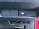 ハンドル右奥には各種設定スイッチがあります。運転者がスッと手を伸ばせば操作できので便利です。