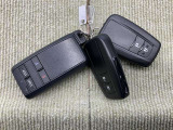 手荷物が多いときでも、スマートキーをバッグやポケットに携帯していれば、キーを取り出すことなくドアの解錠・施錠ができます。