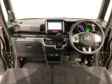 車内は光触媒抗菌消臭施工済です。スタイリッシュなデザインでスポーティなインパネ周りを演出します。グローブボックスやカップホルダーのほかにトレーなどたくさんの収納スペースが付いています。