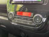 【オートエアコン】一度お好みの温度に設定すれば、車内の温度を検知し風量や温度を自動で調整。暑い&hellip;寒い&hellip;と何度もスイッチ操作をする必要はありません。快適な車内空間には必須の機能ですね♪