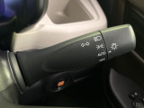 【オートライト】周りの明るさに応じて自動でヘッドライトの点灯・消灯ができる機能です!ライトの付け忘れ・消し忘れなどが無くなり、雨の日や夕方の走行も安心!トンネル通過時も便利ですね♪