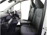 高いホールド性で運転姿勢が安定します。長距離ドライブでも疲れにくいのが魅力です。快適なドライビングライフをお送りください♪