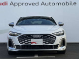 シングルフレームグリルはAudiの象徴的なデザイン要素であり、一目でAudiとわかるスタイル、大きくて迫力のある形状が車のスポーティな印象を強調しており、魅力的なデザインとなっています。