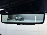 【クリアサイトインテリアリアビューミラー】は車体に装備したカメラによって、後方の映像がミラーに映し出されます。ミラーユニット下部のスイッチで簡単にモード切替も可能です。