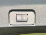 【パワーバックドア】スマートキーや運転席のボタンを押すだけでリアゲートが自動で開閉します!荷物を持っている時や、高い位置にあるバックドアを閉める際に便利な機能です♪