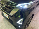 【LEDヘッドライト】悪天候や夜間走行時も良好な視界を確保し安心して運転できる高輝度LEDヘッドライトを装備!点灯速度が早く、消費電力も抑えられています。