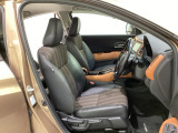 女性でも運転がしやすいように、シートの高さ調整機能(シートリフター)がついています。広い足元にゆったり座れるシートには肘掛も装備しており長距離の運転でも疲れにくいシートです。