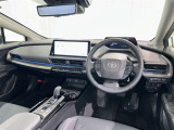 運転席まわりです。 各操作スイッチは使いやすい位置に配置されてます。