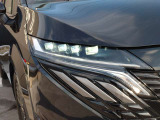 対向車がいてもハイビームを維持できるアダプティブLEDヘッドライトを装備。車速に応じてハイビームの自動配光を維持して、常に視認性の高い状態が維持されます。