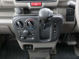 マニュアルエアコンですので、車内を快適な空間に出来ます♪