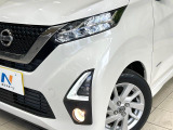 【LEDヘッドライト】悪天候や夜間走行時も良好な視界を確保し安心して運転できる高輝度LEDヘッドライトを装備!点灯速度が早く、消費電力も抑えられています。