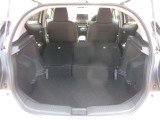 後席を倒すと収納力がアップします。長尺物も積めるのでカーライフの幅が広がりますね。