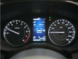 視認性の良い大きめのアナログメーターと、様々な情報を表示可能なディスプレイで、運転中の確認がしやすく安全運転に役立ちます。