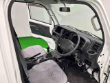 見易い計器類と運転し易いドライビングポジションは、視角も少なく前方&左右の見切りが良く運転し易いクルマです