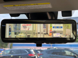 【スマートリヤビューミラー】後席の大きな荷物や同乗者で後方が確認しづらい時でも安心!カメラが撮影した車両後方の映像をルームミラー内に表示。クリアな視界で状況の確認が可能です!