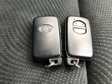 スマートキー2個有ります。家族で共有すれば自宅駐車場での入替えや旅行の時などに大変便利ですね。