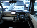 ドライバー目線の画像です。室内や視界もとても広いため運転しやすいですよ。ぜひご来店の際はお掛け下さい。