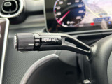 ステアリングボタンは、使いやすいデザインでございます。ステアリング付近のレバーや、ステアリングボタンで追従機能の操作も可能でございます。