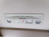 SOSコールが装備されており緊急時にこのボタンを押すと専用オペレーターに自動接続されます。(ご利用には別途費用が掛かります)