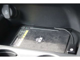 対応のスマートフォンをお持ちであれば置くだけで充電可能なワイヤレス充電器を装備。ケーブルを繋ぐといった煩わしさから解放です♪