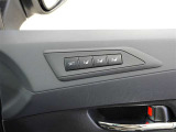 運転席シートポジションメモリーでスイッチを押すだけでシートが設定したポジションに動くので便利です!