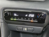 【オートエアコン】車内温度を感知して自動で温度調整をしてくれるのでいつでも快適な車内空間を創り上げます!どの席に座っても快適なドライブが楽しめます♪