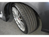 タイヤサイズは225/45R18です
