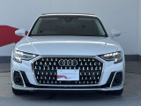 Audiの象徴であるシングルフレームグリルをよりワイドで低くシャープなデザインとすることでワイド&ローのフォルムを協調しています。