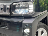 【LEDヘッドライト】悪天候や夜間走行時も良好な視界を確保し安心して運転できる高輝度LEDヘッドライトを装備!点灯速度が早く、消費電力も抑えられています。