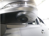 助手席側で見えにくい左前方の映像を、車内のマルチファンクションディスプレイに映し出します。前方への駐車や左寄せ、狭い道でのすれ違いなど、さまざまなシーンで安心して運転できる便利な機能です。