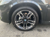 【BMWアロイホイル】軽量かつ強度に拘ったアロイホイル。走行性能ポテンシャルを引き出す設計。車の足元を引き締めてくれる大きなポイントはアロイホイルです。