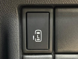 【パワースライドドア】スマートキーや運転席のスイッチでスライドドアの開閉が可能♪電動だから力を入れてドアを開ける必要が無く、小さいお子様でも、重い荷物を持っている時もラクに開け閉めできます♪