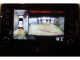 パノラミックビューモニター付きです。車両を上から見たような映像をディスプレイ画面上に表示。運転席からの目視だけでは見にくい、車両周辺の状況をリアルタイムでしっかり確認できます。