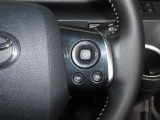 ステアリングスイッチ付きで、運転中に視線を前に向けたまま操作できます。