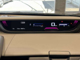 液晶表示で視認性が高く、必要な情報が一目で分かるデザインのメーターとなっております。