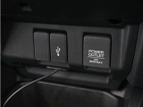◆USB接続端子◆スマホやiPodなどを接続して、いつもの音楽を車内でもお楽しみいただけます♪