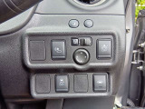 【踏み間違い衝突防止アシスト】 駐車操作中ブレーキが遅れ障害物と衝突する危険を察知したり、ブレーキとアクセルを間違え踏み込んだ時、クルマがエンジン出力やブレーキを制御し衝突防止を支援します。