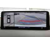 車両の前後左右にある4つのカメラを合成することで、まるでご自身のクルマを空から見ているような俯瞰での映像を映し出してくれます。バック時ももちろんのこと、前進時に視界の悪い交差点でも役に立ちますね。