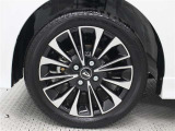 15インチアルミホイール(切削)が装着されています。タイヤサイズ165/55R15