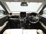 【運転席周り】各種スイッチ類が使いやすく配置されたコックピットです。小物入れも充実しており、車内をいつでもすっきりと保つことができます。
