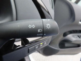 スイッチをオートに設定しておけば、車外の明るさに応じて自動的にヘッドランプを点灯・消灯します。夕暮れ時やトンネルの続く山道などを走行する時に便利なコンライトを装備しています。
