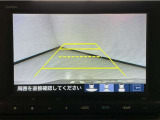 【バックカメラ】運転が苦手な方も車庫入れラクラクです!ギアをリバースに入れれば自動的に切り換わりますので、面倒な操作は不要です♪狭い駐車場もお車を傷つけず安心ですね!