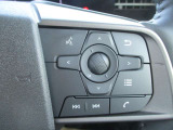 運転中もハンドルから手を放さずにオーディオ操作することができます。
