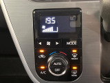 【オートエアコン】一度お好みの温度に設定すれば、車内の温度を検知し風量や温度を自動で調整。暑い&hellip;寒い&hellip;と何度もスイッチ操作をする必要はありません。快適な車内空間には必須の機能ですね♪