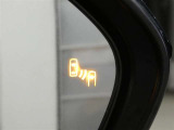ブラインドスポットモニター装備。隣車線を走る車両を検知。ドアミラーでは確認しにくい後、側方エリアに存在する車両や急接近してくる車両も検知しドアミラーに搭載されたLEDインジケーターが点灯します。