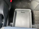 助手席シートの下には車検証を収納できる引き出しつきです☆