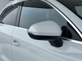 ●アウディサイドアシスト『後方の死角を並走する車両を検知しドアミラーの内側のLEDが点灯。ドライバーに注意を促し事故を未然に防ぐシステムです。』