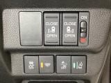 両側電動スライドドアは運転席から操作ができるよう、操作スイッチが付いています。Hondaセンシング用のVSA(ABS+TCS+横滑り抑制)解除と路外逸脱抑制機能などのオンオフスイッチも装備しています。